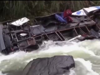 V Peru spadol autobus