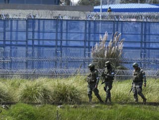 Vojaci vstupujú do väzenia v Cotopaxi v Ekvádore.