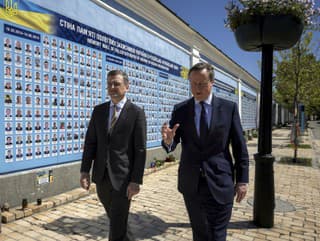 David Cameron (vpravo) a