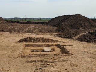 Archeológovia odkryli staroveký „zombie“ hrob: Vnútri ležalo telo s obrovským kameňom na... Hrozné!