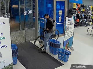 Polícia pátra po mužovi, ktorý z bratislavského obchodu v apríli ukradol bicykel
