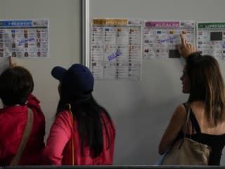 Voličky kontrolujú vzory hlasovacích