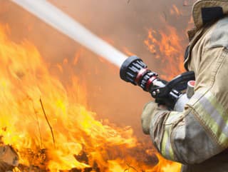 Pri požiari pneuservisu a skladu v Rimavskej Sobote zasahovalo vyše 30 hasičov