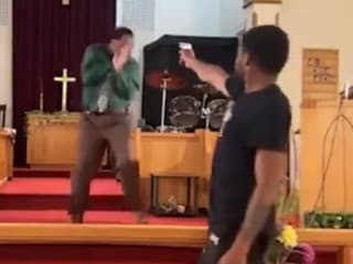 Bernado Polite (26) mieri pištoľou na pastora Glenna Germanyho počas bohoslužby v kostole Jesus' Dwelling Place Church v North Braddocku. 