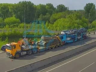 Hrôzostrašná nehoda na českej diaľnici D1 zablokovala dopravu na 12 hodín, vodič osobného auta bol na mieste mŕtvy