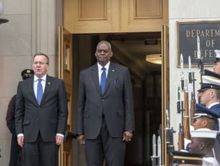 Minister obrany Lloyd Austin (uprostred) víta nemeckého ministra obrany Borisa Pistoriusa (vľavo) v Pentagóne vo štvrtok 9. mája 2024 vo Washingtone.