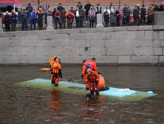 Autobus sa v Petrohrade zrútil z mosta do rieky, nehoda si vyžiadala tri obete