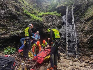 Záchranná akcia v oblasti Horských dier: Turista po páde utrpel poranenie hlavy, museli zasahovať leteckí záchranári