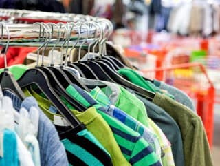 PRIESKUM: Slováci pri nákupe odevov stále uprednostňujú kamenné predajne