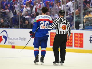 Rozhodca odprevádza Juraja Slafkovského