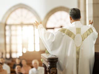 Kňaz pobúril stovku veriacich: Ježiš zomrel s erekciou! Jeho bizarné kázanie počúvali aj deti