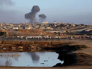 Dym stúpa po izraelskom nálete na budovy v blízkosti oddeľujúceho múru medzi Egyptom a Rafahom na juhu pásma Gazy v pondelok 6. mája 2024.