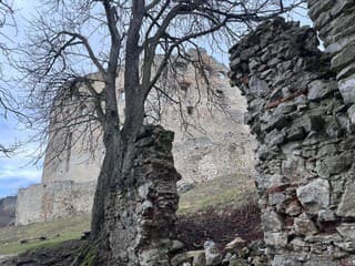 Zrúcanina Topoľčianskeho hradu našimi očami: Nenáročná prechádzka vás na vrchole prekvapí