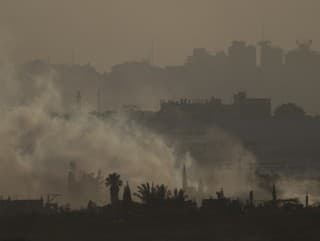 Dym stúpa k oblohe po výbuchu v pásme Gazy z pohľadu južného Izraela, pondelok 13. mája 2024. 