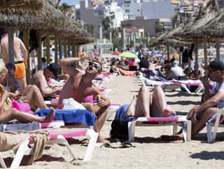 Baleárske ostrovy chcú naprávať turistov: Za pivo na pláži pokuta v hodnote dovolenky