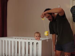 Otecko išiel uspávať bábätko