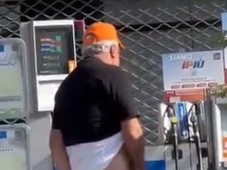 Zákazníkov benzínky šokoval masturbujúci muž: Priamo pred nimi si do zadku strčil... Nechutné VIDEO!
