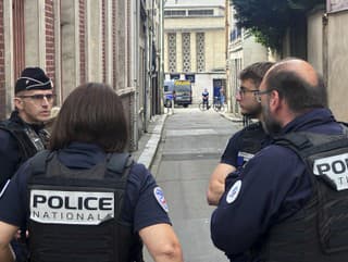 Podpaľačský útok na synagógu v Rouene bol aktom antisemitizmu, tvrdí francúzsky minister vnútra