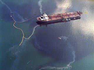 Ropný tanker plaviaci sa