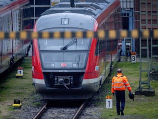 Tragédia v Nemecku: Muža zachytil vlak, utrpel vážne zranenia