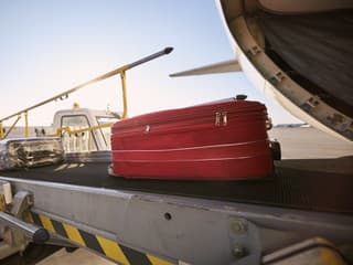 Ľudia sú presvedčení, že červené kufre sa nakladajú do lietadla ako prvé: Bizarný dôvod! Takáto je pravda