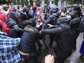 Demonštrácie v Gruzínsku neutíchajú,