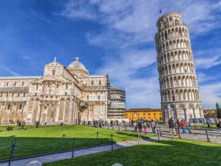 Šikmú vežu nemá len Pisa: 5 prípadov, keď sa architekti prepočítali