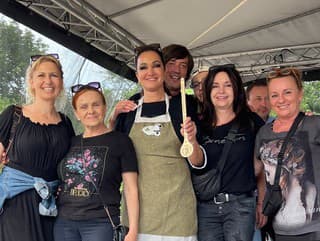 Karin Majtánová s tímom súťažili vo varení halušiek počas Svätourbanských zoborských slávností