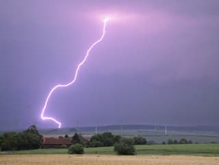 Meteorológovia upozorňujú: Na celom Slovensku treba v piatok počítať s búrkami