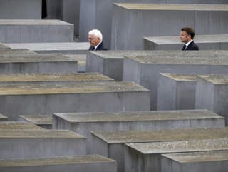 Francúzsky prezident Emmanuel Macron a nemecký prezident Frank-Walter Steinmeier počas návštevy pamätníka obetí holokaustu v Berlíne