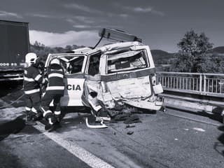 Pri nehode na D1 neďaleko Hornej Stredy zahynuli dvaja hasiči