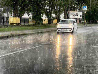 Meteorológovia vydali výstrahy: V noci hrozia búrky na celom území Slovenska