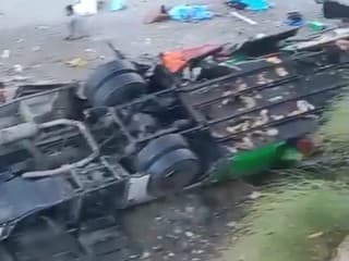 V Pakistane sa zrútil autobus do rokliny