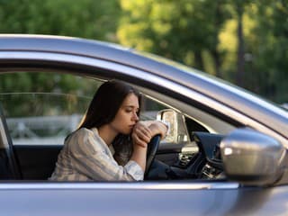 Zasvietila ti v aute