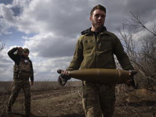 Ukrajinský vojak nesie na