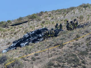Záchranári zasahujú pri havárii vojenského lietadla neďaleko medzinárodného letiska v Albuquerque, utorok 28. mája 2024.
