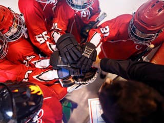 Najznámejšie hokejové tradície: Kedy máš hodiť čiapku na ľad a čo prináša šťastie?