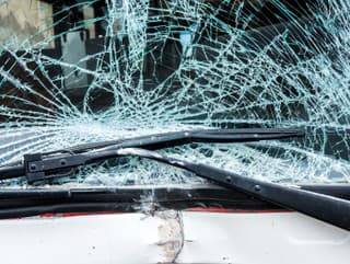 Hrôzostrašná nehoda v Nemecku: Auto sa čelne zrazilo s autobusom! Vodič je v kritickom stave