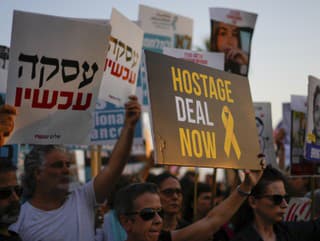 Demonštranti mávajú nápismi počas protestu vyzývajúceho na prepustenie rukojemníkov zo zajatia Hamasu v pásme Gazy pred pobočkou amerického veľvyslanectva v izraelskom Tel Avive v pondelok 3. júna 2024.