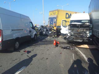 Nehoda kamionistu pod vplyvom návykových látok ochromila v skorých ranných hodinách diaľnicu D1 do Prahy