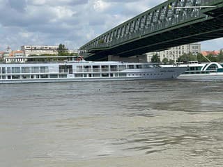Dráma na Dunaji! VIDEO Bratislavčania so zatajeným dychom sledovali výletnú loď, ktorá tesne minula Starý most