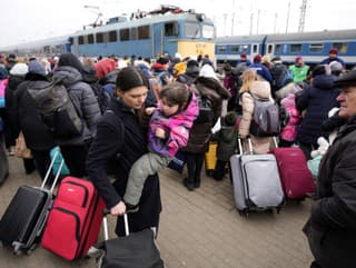Ukrajinská utečenka sa ponáhľa na vlak do Budapešti so svojou trojročnou dcérou po úteku z Ukrajiny v maďarskom pohraničnom meste Záhony
