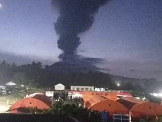 Sopka Ibu vybuchla za