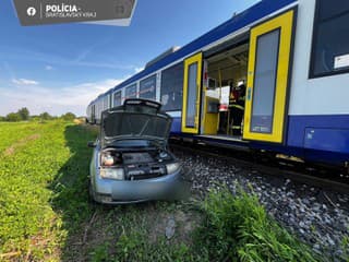 Na trati pri Vrakunskej ceste sa zrazil vlak s osobným autom