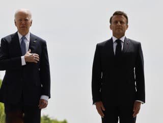 Francúzsky prezident Emmanuel Macron (vpravo) a americký prezident Joe Biden stoja pred hrobom Neznámeho vojaka pod Víťazným oblúkom v Paríži.