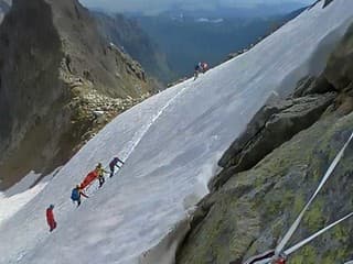 Horskí a leteckí záchranári pomáhali trom horolezcom po páde vo Vysokých Tatrách