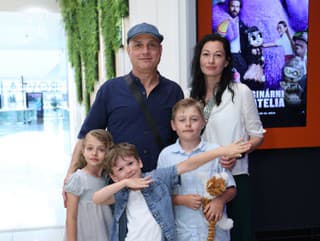 Dušan Cinkota s manželkou a synom na premiére filmu Imaginárni priatelia