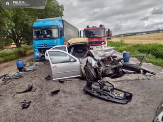 Hrôzostrašné FOTO dopravnej nehody v okrese Topoľčany: Auto ostalo na šrot! Čelnú zrážku neprežil 35-ročný muž
