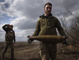 Ukrajinský vojak nesie na
