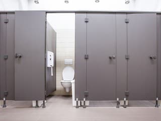 Turistov zhrozilo bizarné vylepšenie toaliet v obľúbenej atrakcii: Akoby ich niekto neustále sledoval!